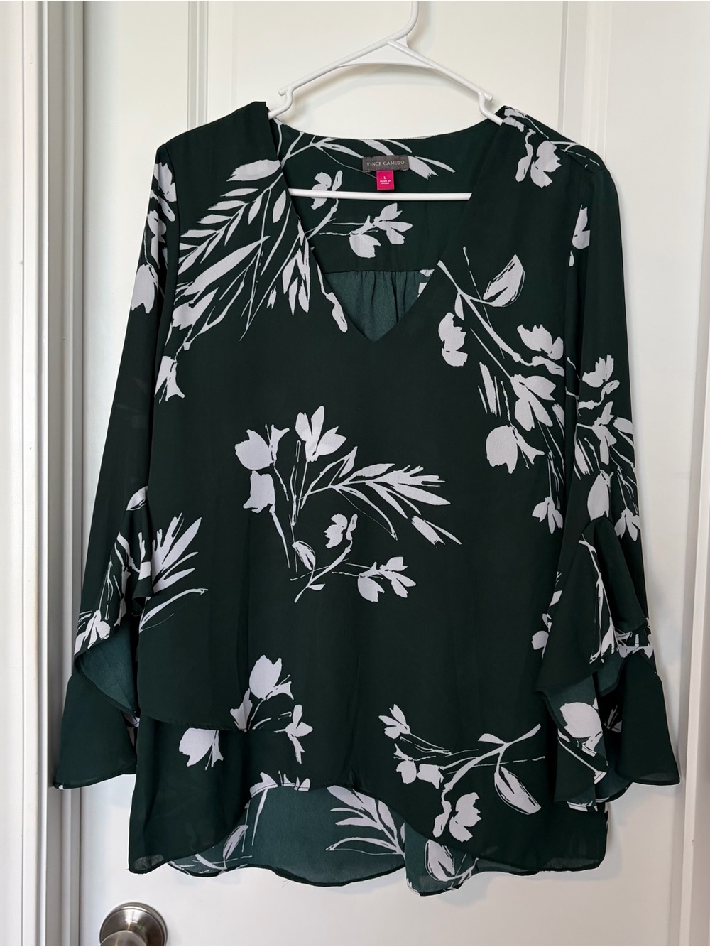 Vince Camuto Dark Green and White Floral V-Neck Layered Tunic
Size L